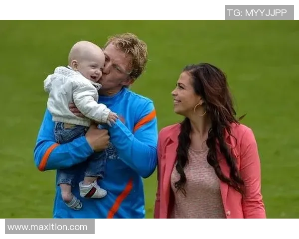 足球明星与妻子甜蜜亲吻瞬间展现幸福生活的温馨画面 足球明星与妻子甜蜜亲吻瞬间展现幸福生活的温馨画面